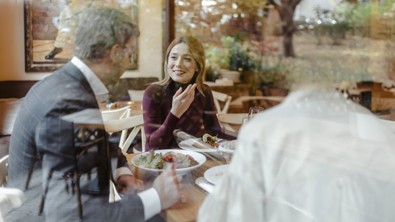 Freunde genießen ein Mittagessen im Restaurant