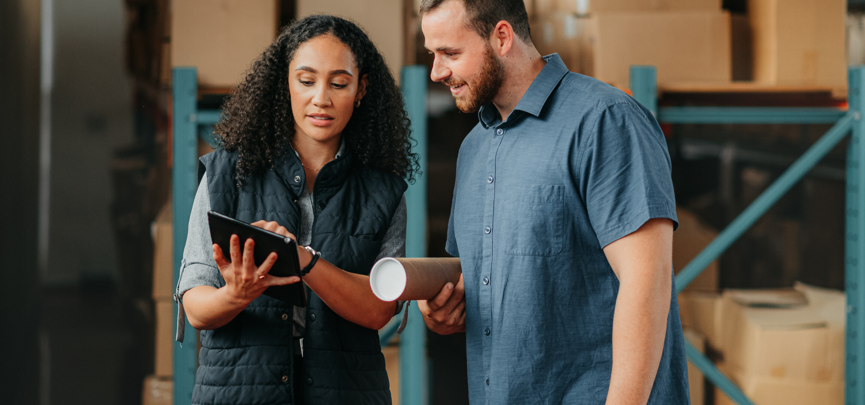 Versand, Frachtkollegen und Tablet im Lager mit E-Commerce-Lagerlogistikmanager und Arbeiter. Online-Shopping-Bestand mit Management, das eine E-Commerce- und Tech-Supply-Chain-Strategie plant