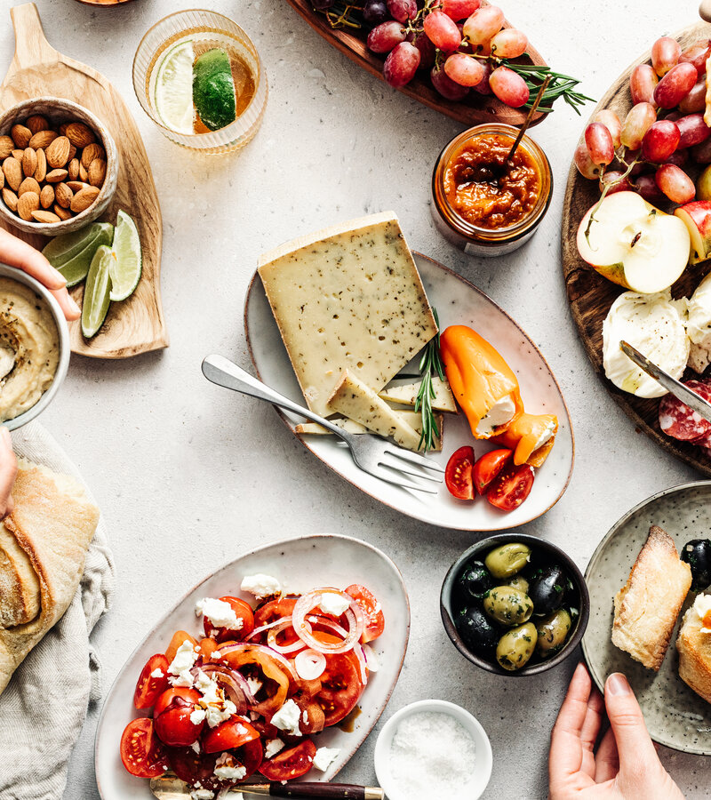 Frauen essen frische mediterrane Platte auf dem Tisch