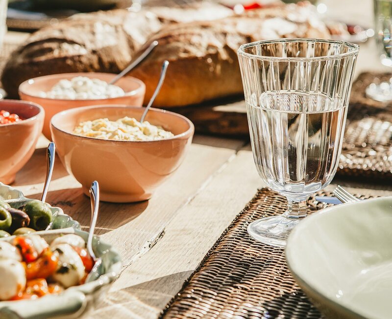 Ein Tisch mit Tellern mit Essen und Schüsseln mit Soßen 